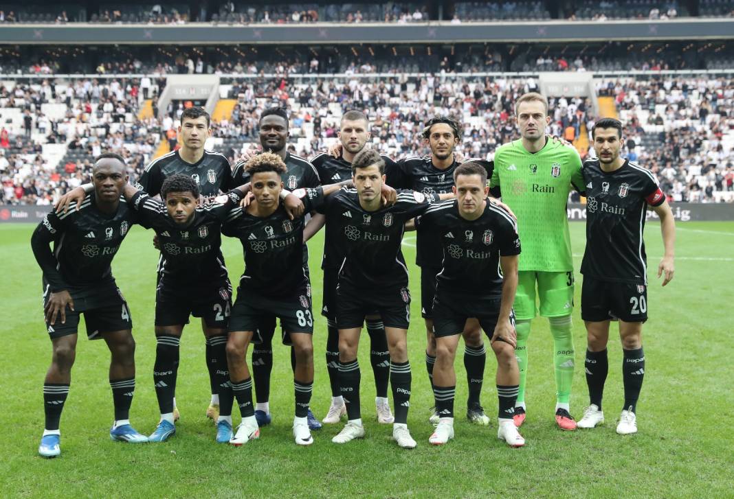 Beşiktaş Başakşehir maçı tribünlerinden muazzam kareler 18